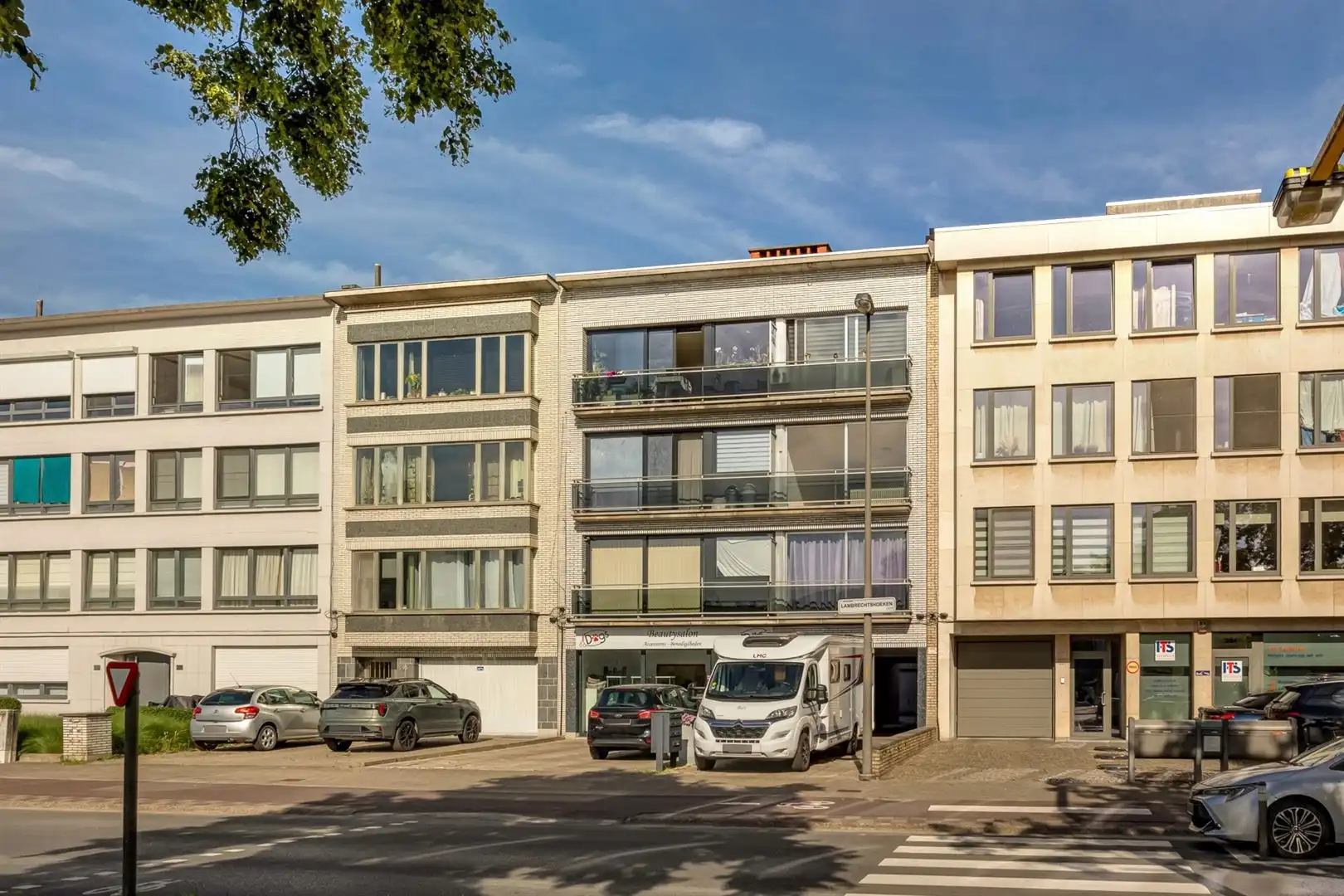 Verzorgd 1-slaapkamerappartement met balcon op centrale ligging foto {{pictureIndex}}