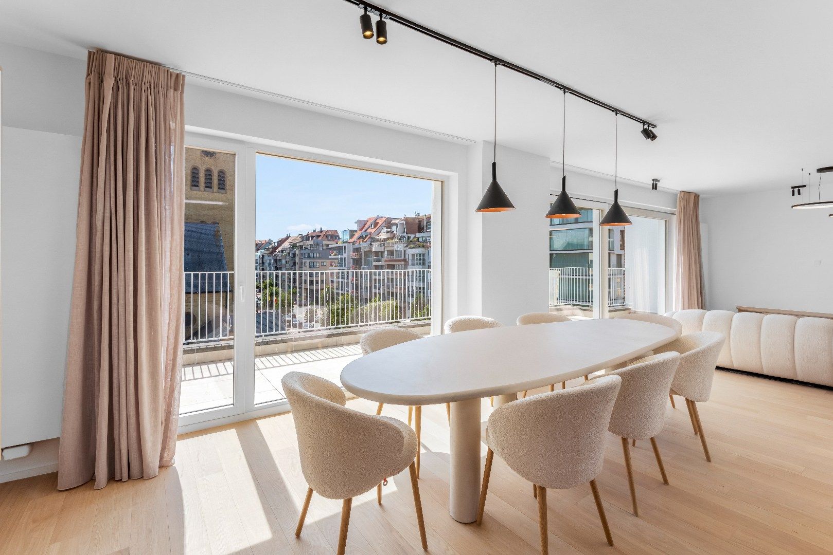 Zeer zonnige penthouse met open zicht vlakbij de Dumortierlaan. foto {{pictureIndex}}