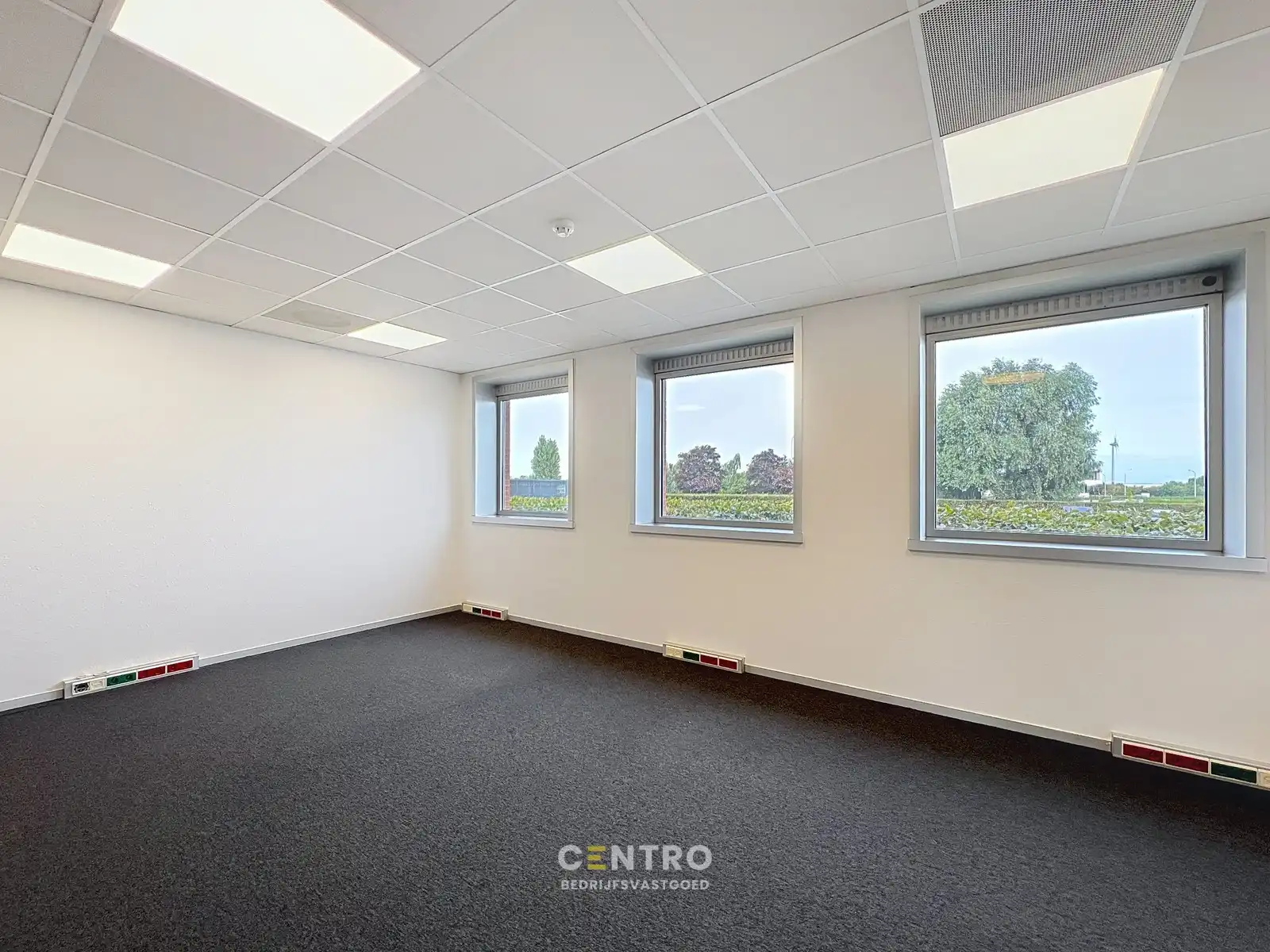 Instapklare KANTOORRUIMTE (± 700 m²) - ALL-IN formule (huur, verbruik, randaccomodatie, etc.) te IEPER. foto 9