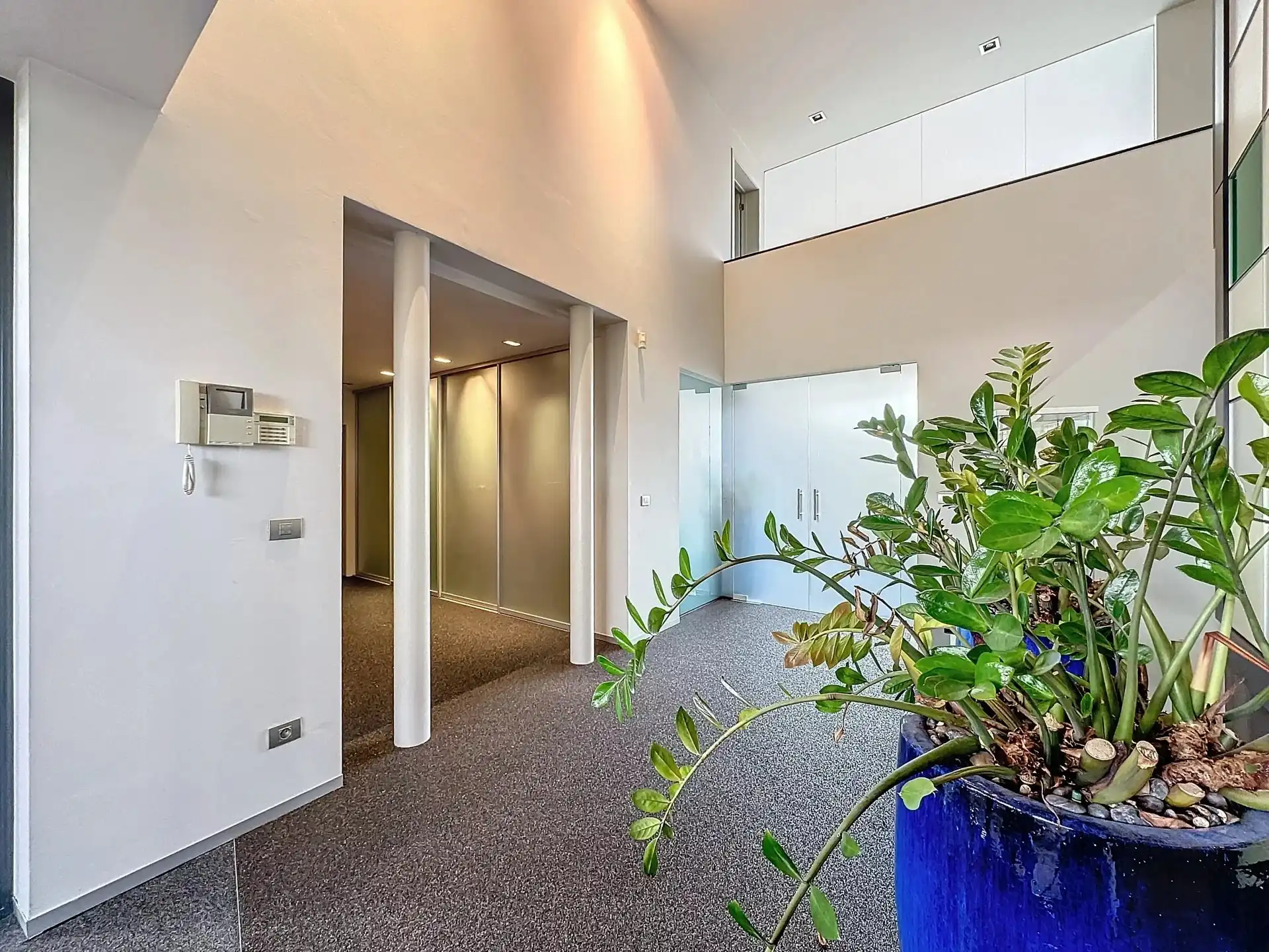 Unieke moderne woning met een dubbele bestemming op een perceel van 29a24ca. foto 35