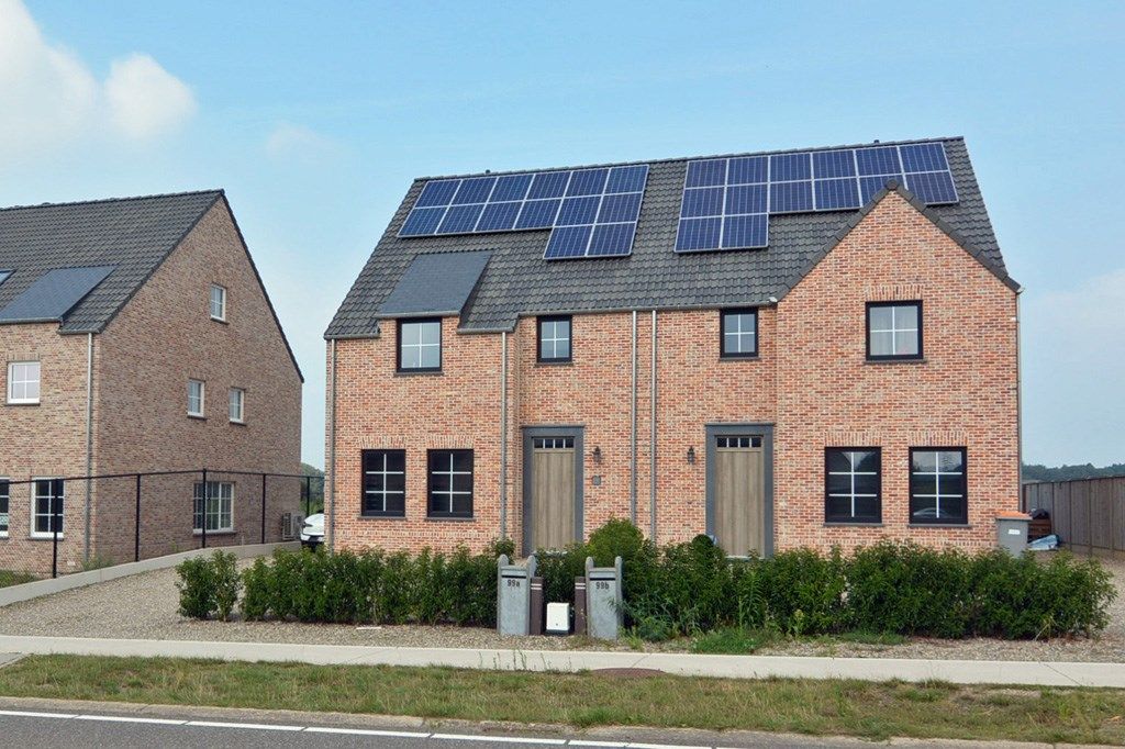 Energiezuinige, halfvrijstaande woning op 4 a 60 ca met 3 slpks. foto 2