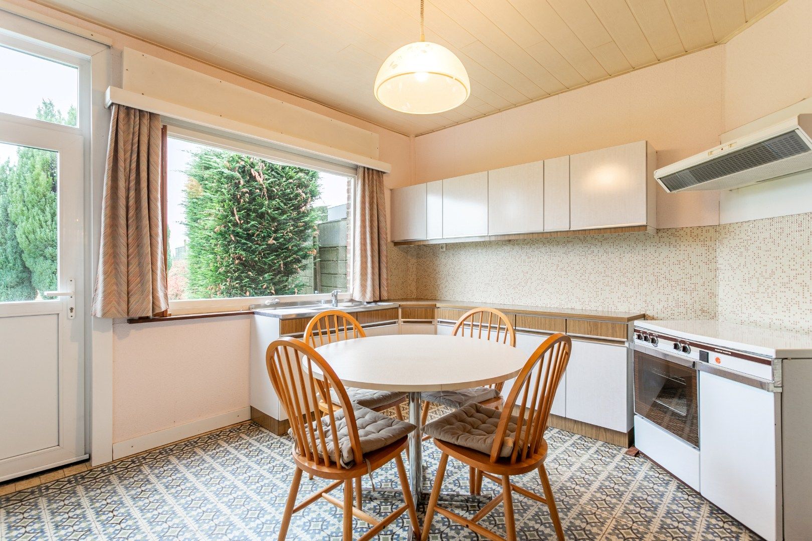 Karaktervolle woonst met 5 slaapkamers, ruim perceel en mogelijkheden voor vrij beroep foto 6