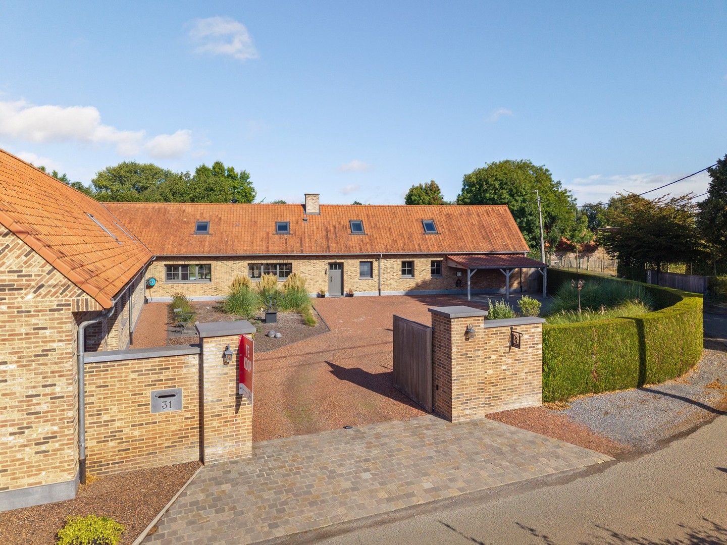 Instapklare en energiezuinige villa met zwembad en loods aan de voet van de Vlaamse Ardennen foto 2