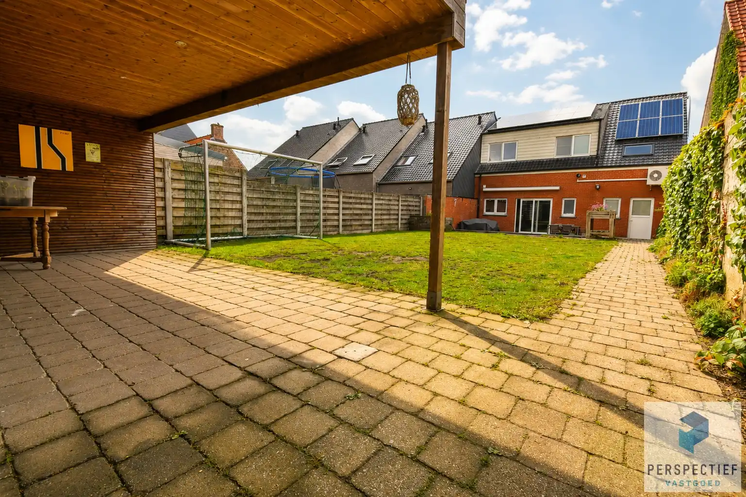 Rustig gelegen ruime halfopen woning met uitweg & bijgebouw/garage foto 6