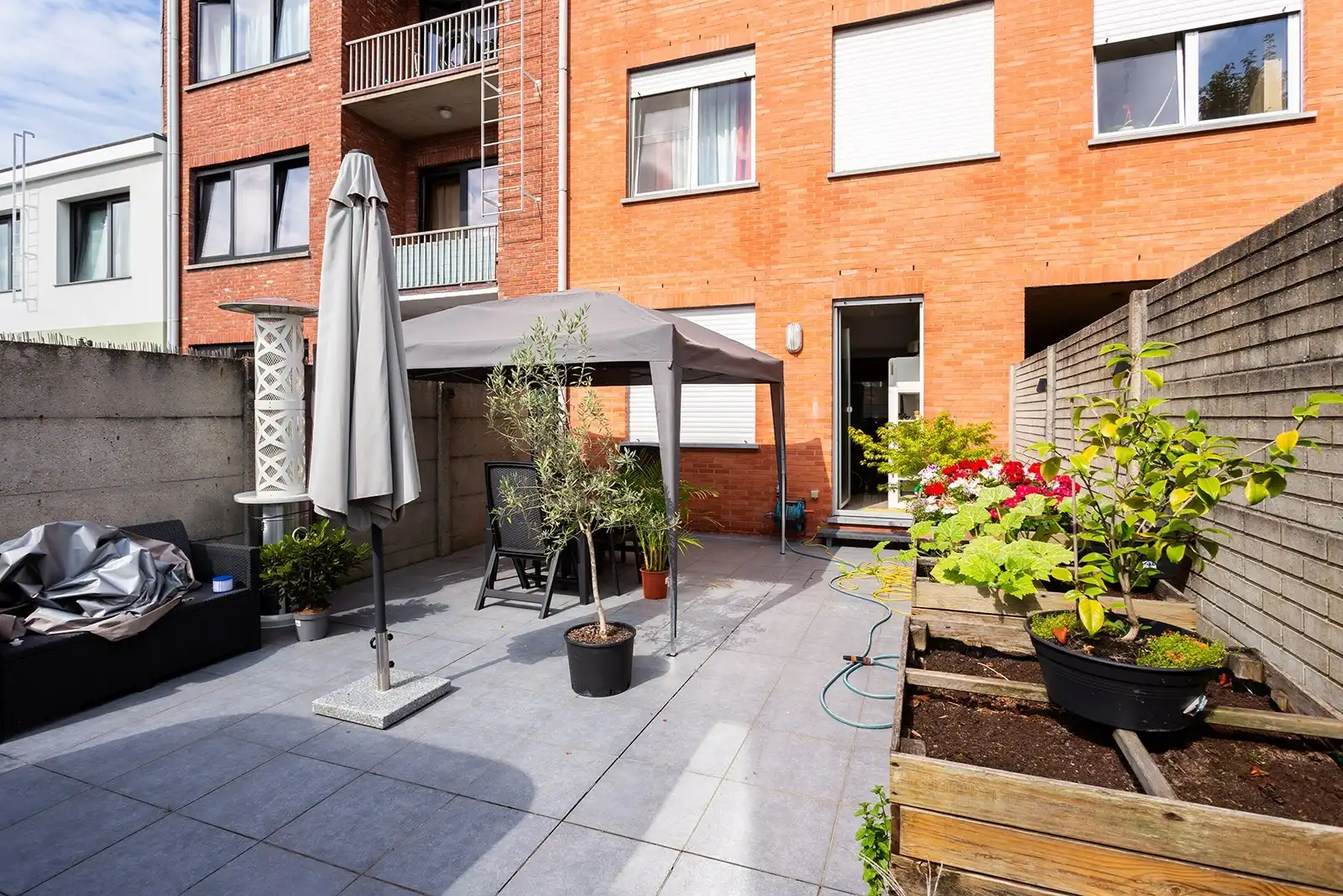 Opbrengsteigendom met 6 appartementen en 9 garageboxen foto 14