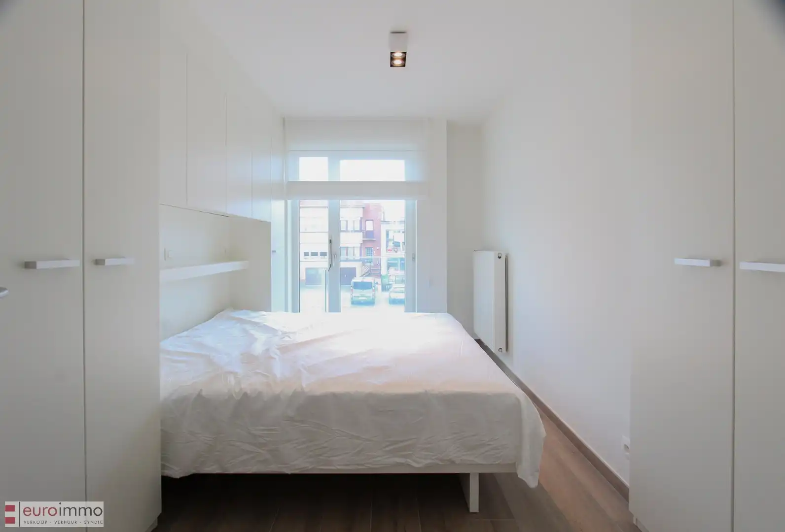 Uitermate knap afgewerkt, zéér recent appartement met 2 ruime slaapkamers in een kleinschalige residentie. foto 7