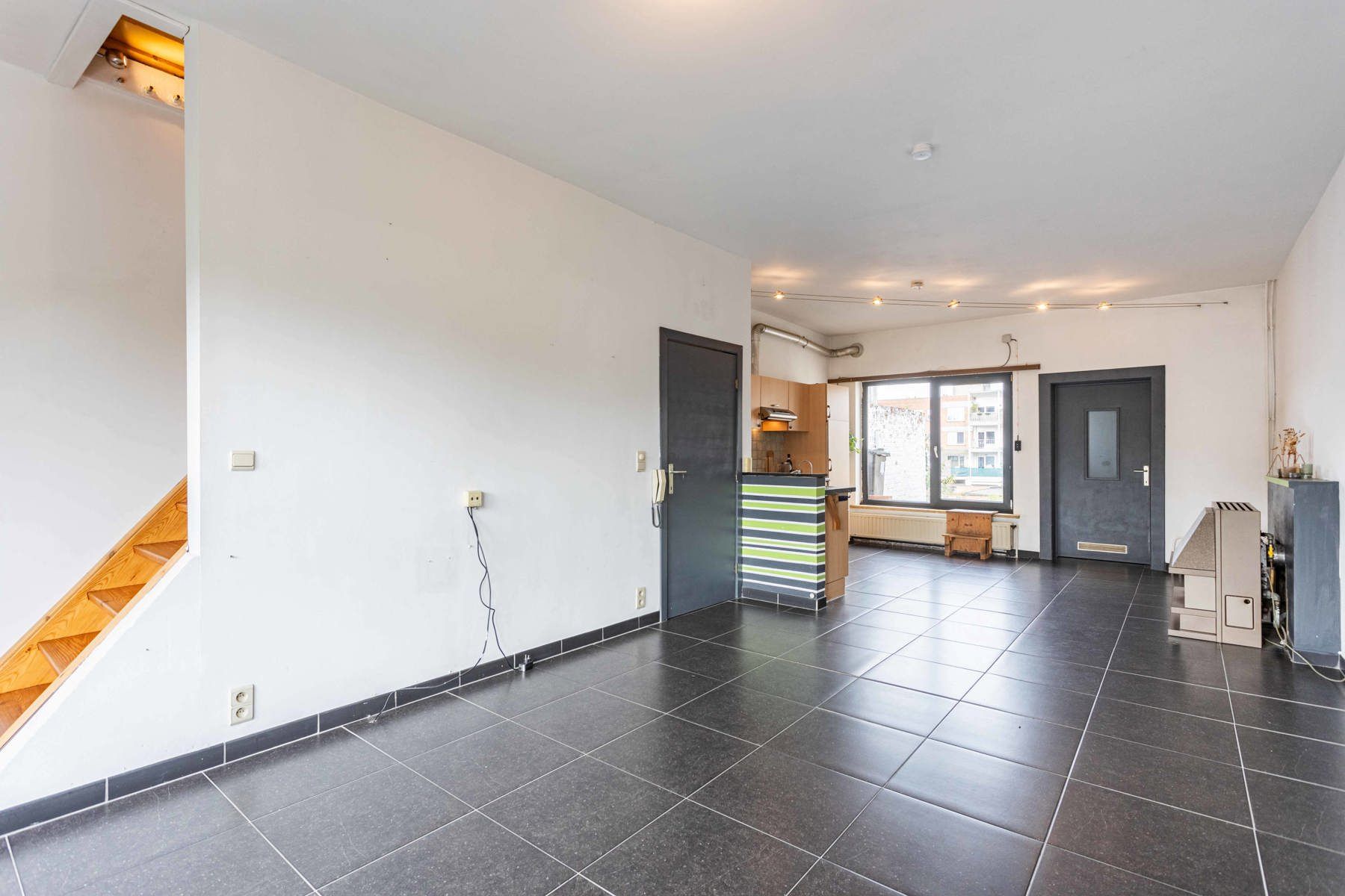 Te koop: te renoveren appartement in hartje Aalst! foto 5