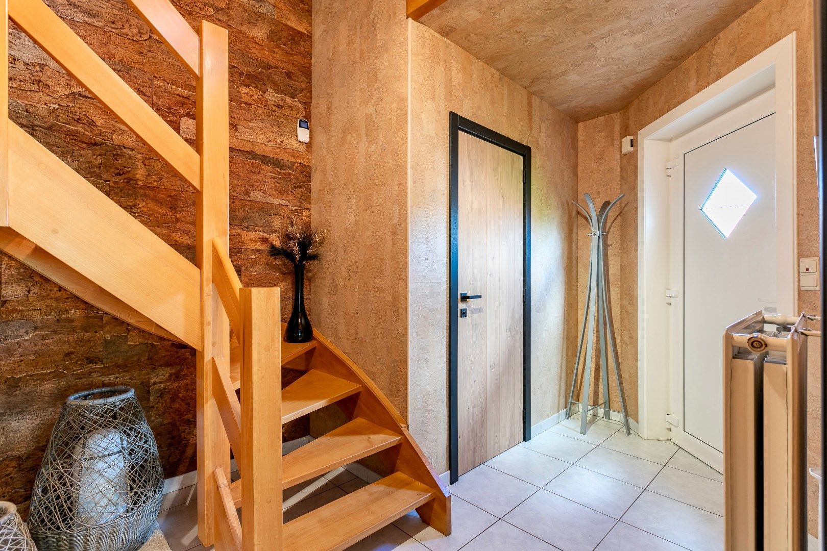 Rustig gelegen, energiezuinige woning op +/- 7a te Buizingen. foto 3