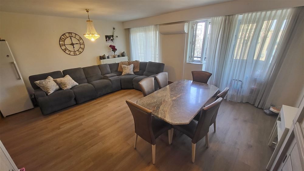 Ruim appartement met terras | Stadspark foto 6