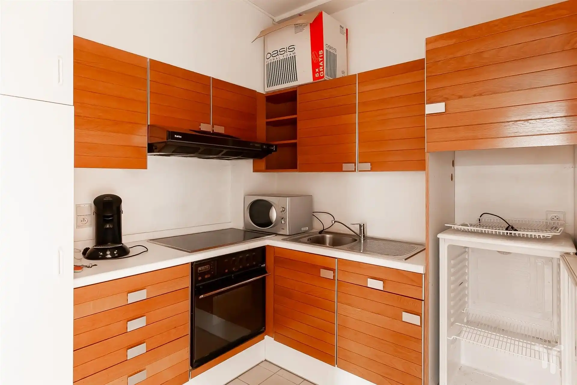 Commercieel gelegen kantoorgebouw met parking, uitweg en appartement met 3 slaapkamers. foto 5