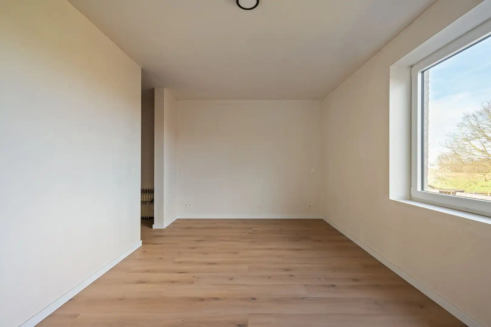 Kwalitatief afgewerkte lichtrijke en ruime nieuwbouw woning met grote tuin en 3 volwaardige slaapkamers en grote zolderruimte. foto 16