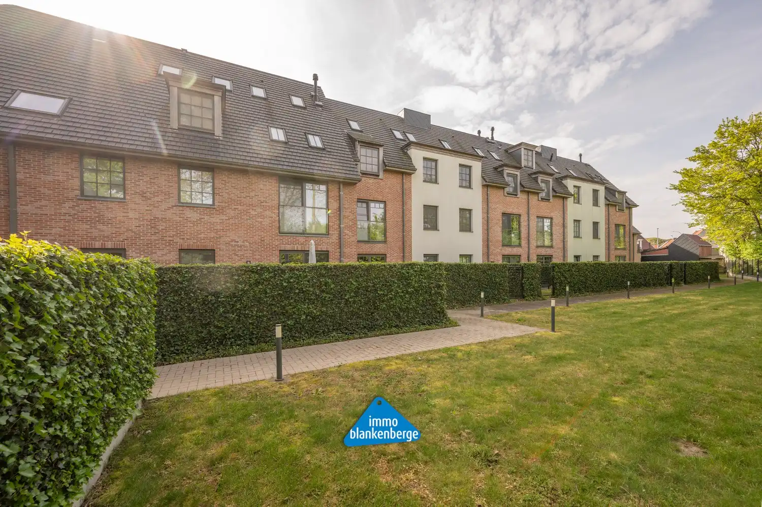 Instapklaar en verrassend ruim appartement met zonnig terras in het centrum van Beernem foto 24