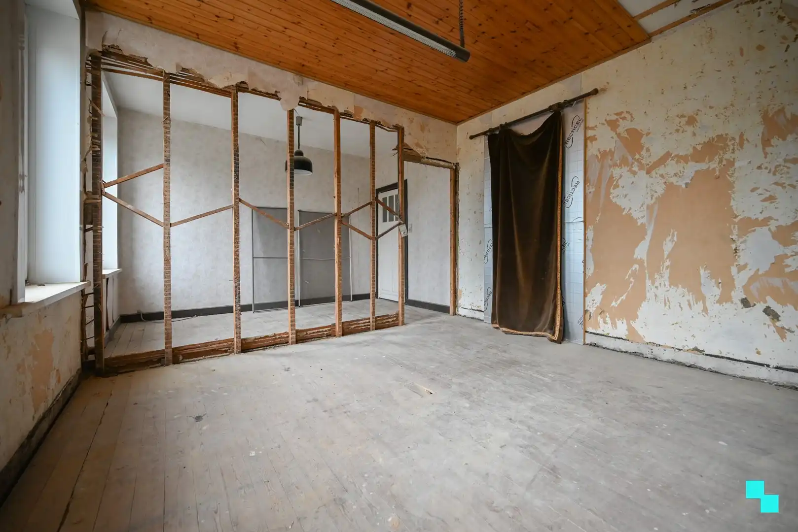 Te renoveren gezinswoning met ruime opslagruimte/garage foto 25