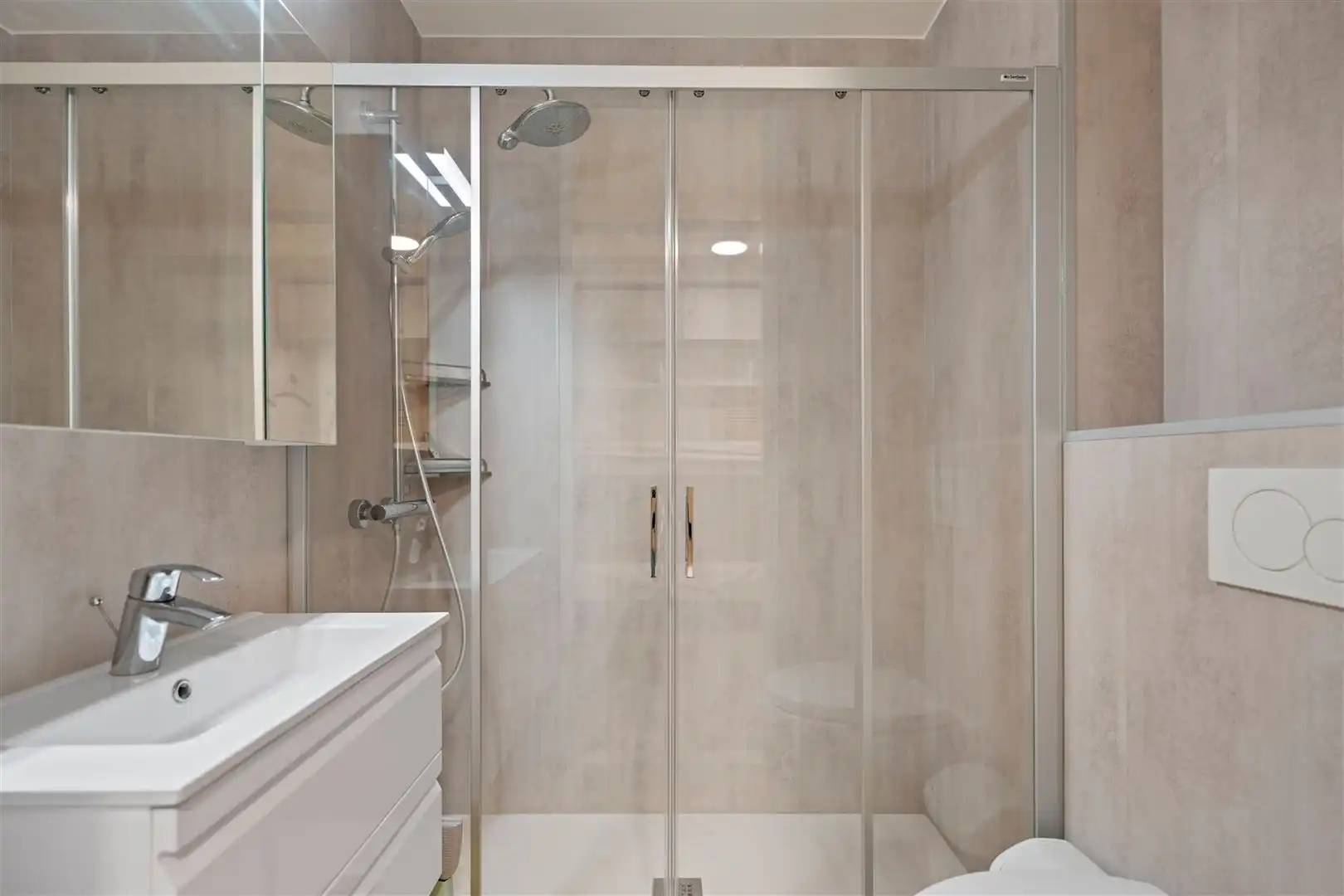 Grote vernieuwde zuidgerichte studio met groot terras foto 6