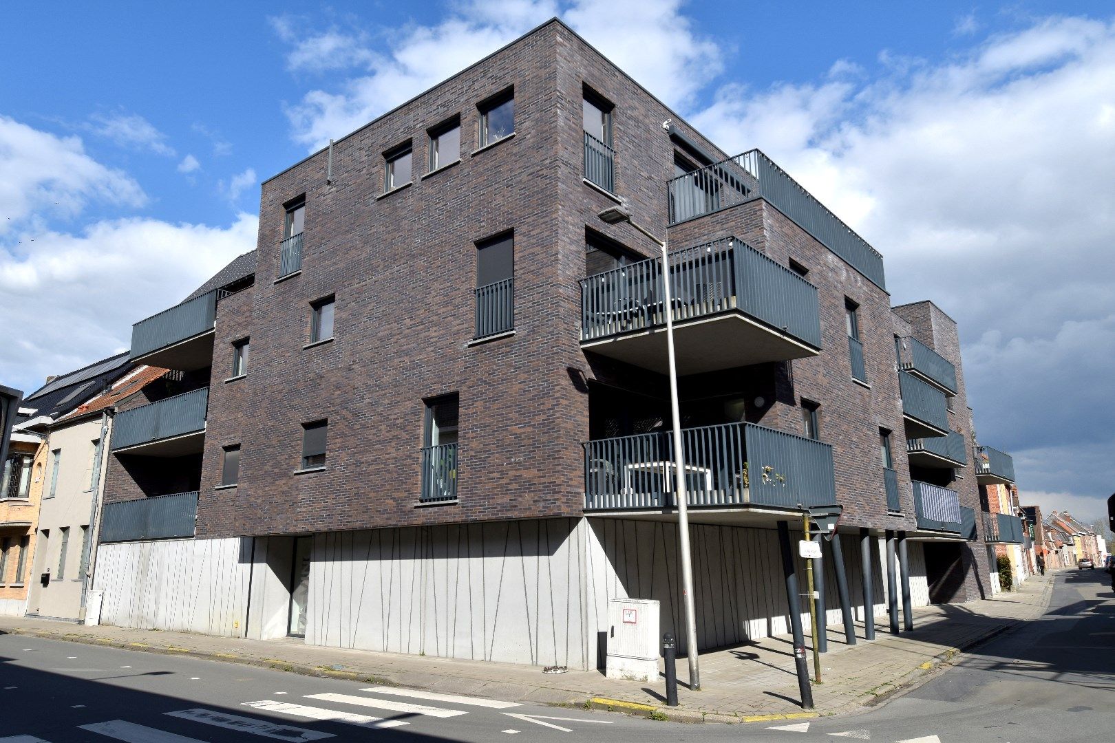 Recent 3-slaapkamerappartement met zonneterras (18 m²) te koop vlakbij Wevelgem-centrum foto {{pictureIndex}}
