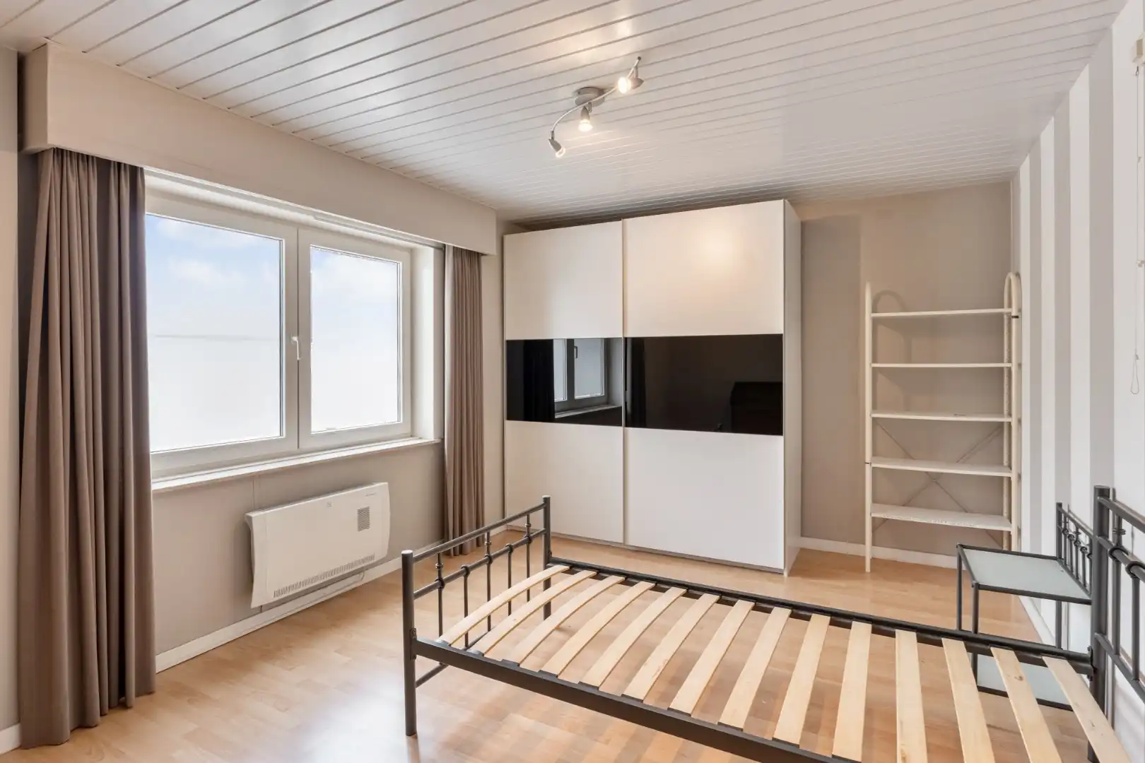 Gelijkvloers, degelijk appartement met 2 slaapkamers, ruim terras, carport en garage. foto 26