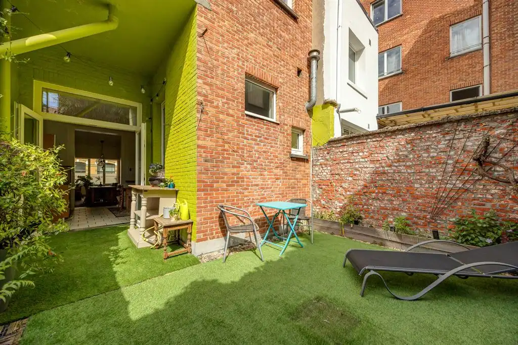 Ruime gezinswoning met groene stadskoer foto 3