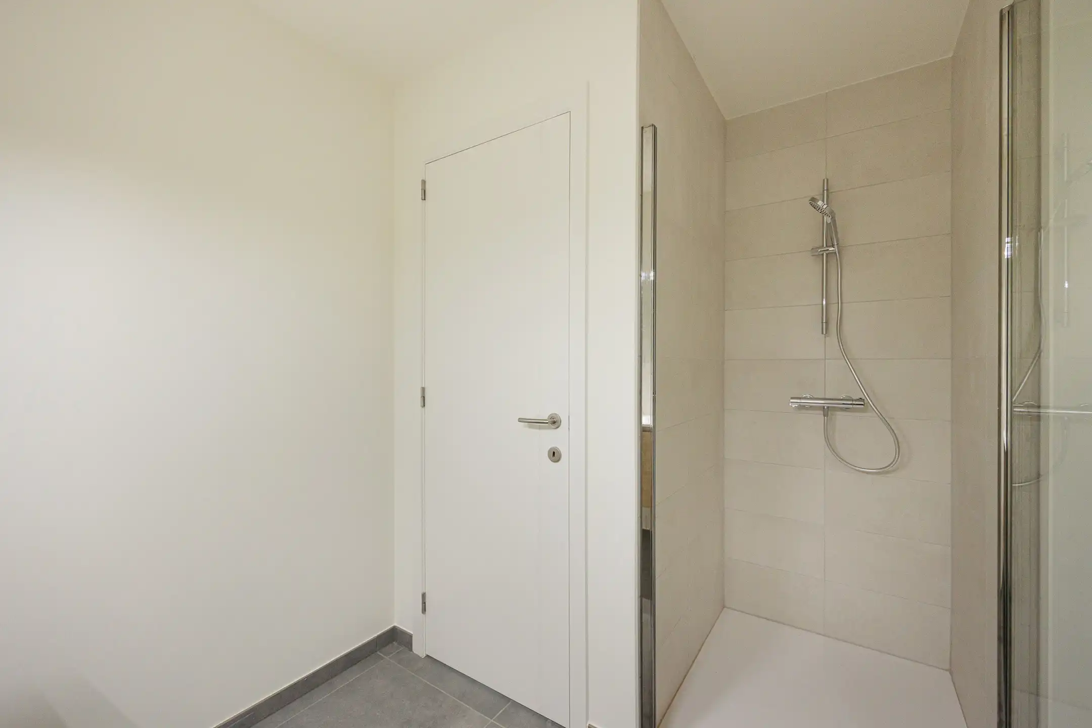 Nieuwbouw gelijkvloers appartement met tuin en terras foto 14