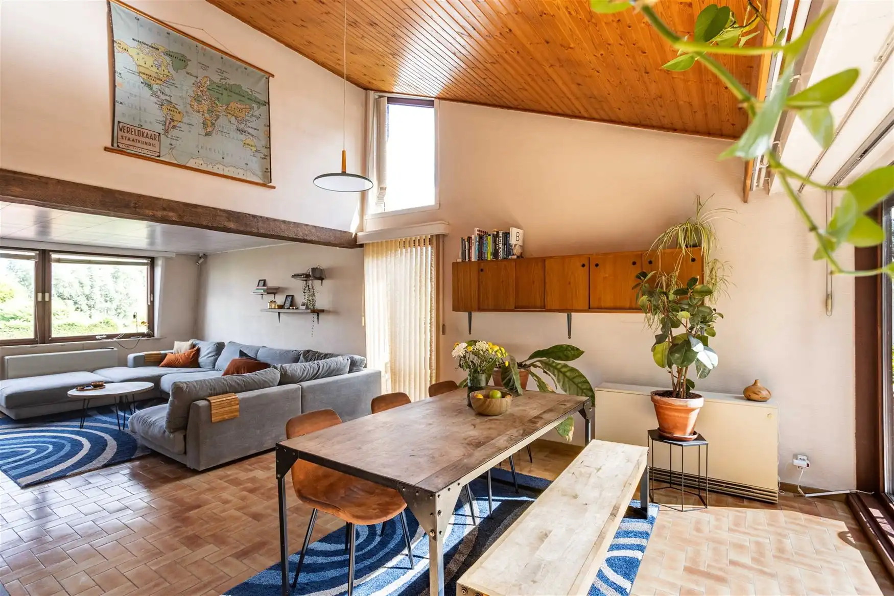 Retro-architecturale villa omringd door groen en privacy foto 2