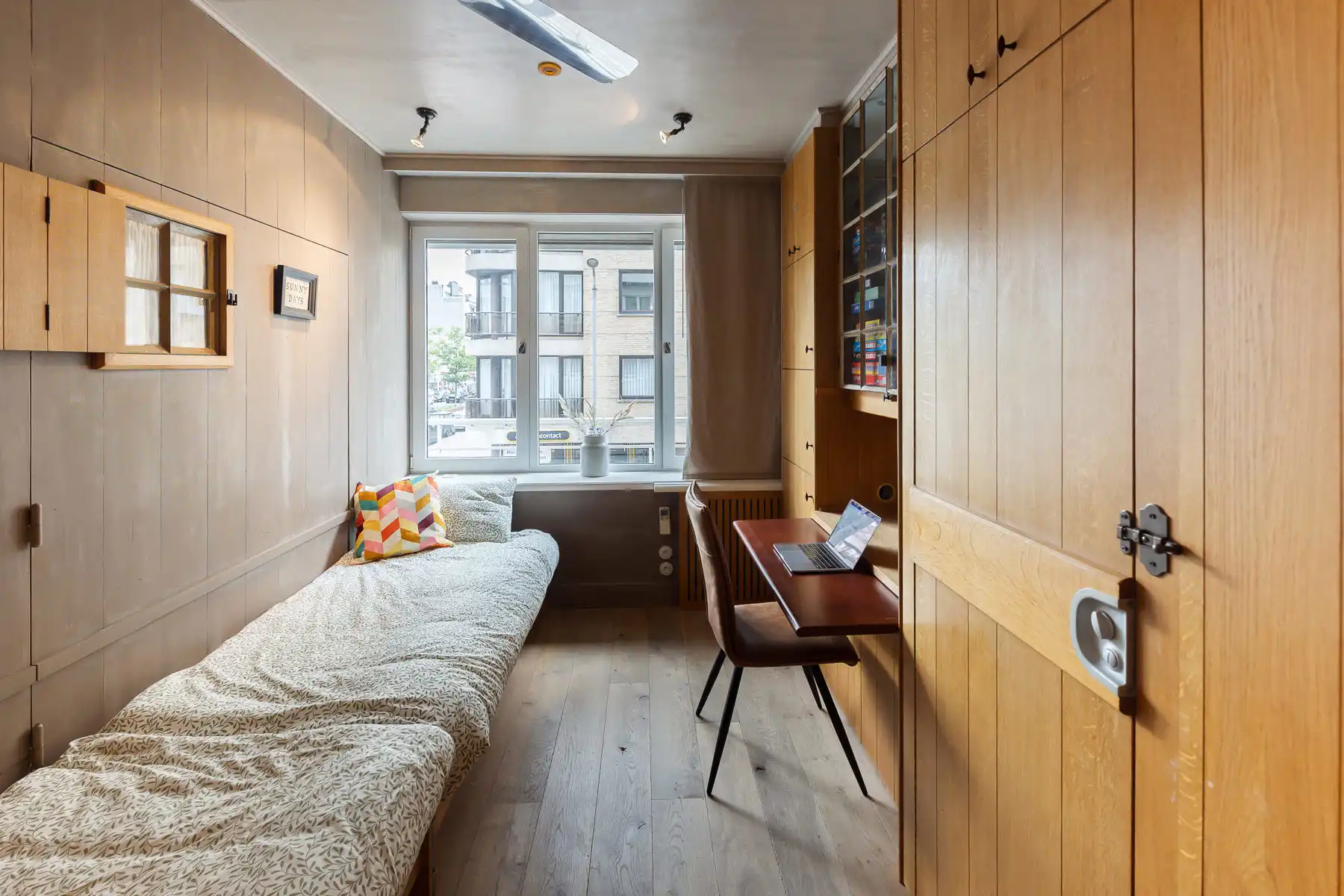 Stijlvol appartement met terras en 2 slaapkamers foto 18