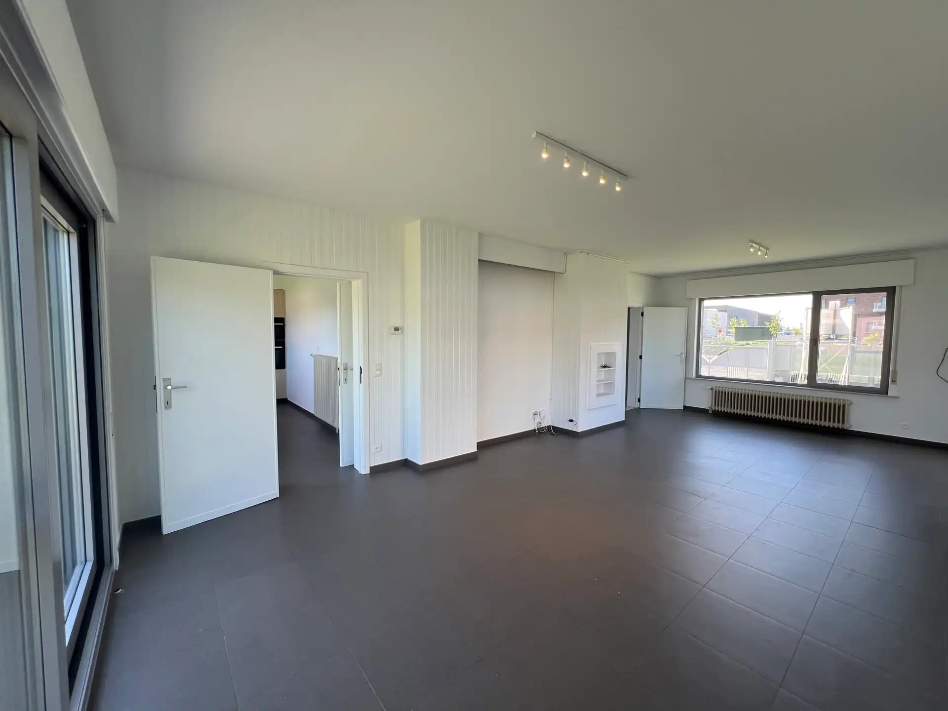 Zeer ruime woning met 4 slaapkamers nabij centrum. foto 5