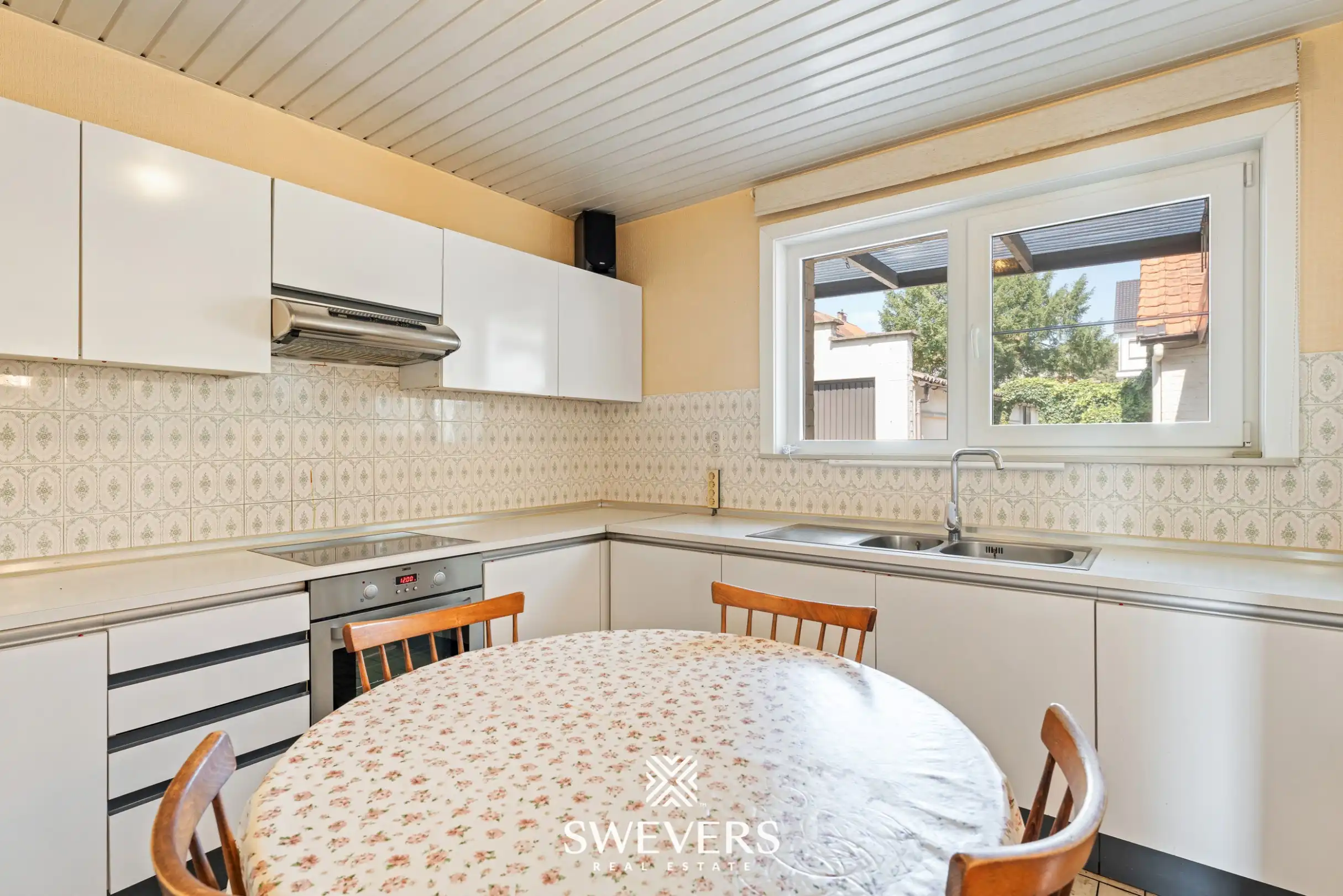 Uitstekend gelegen woning met 4 slaapkamers en mooie tuin foto 8