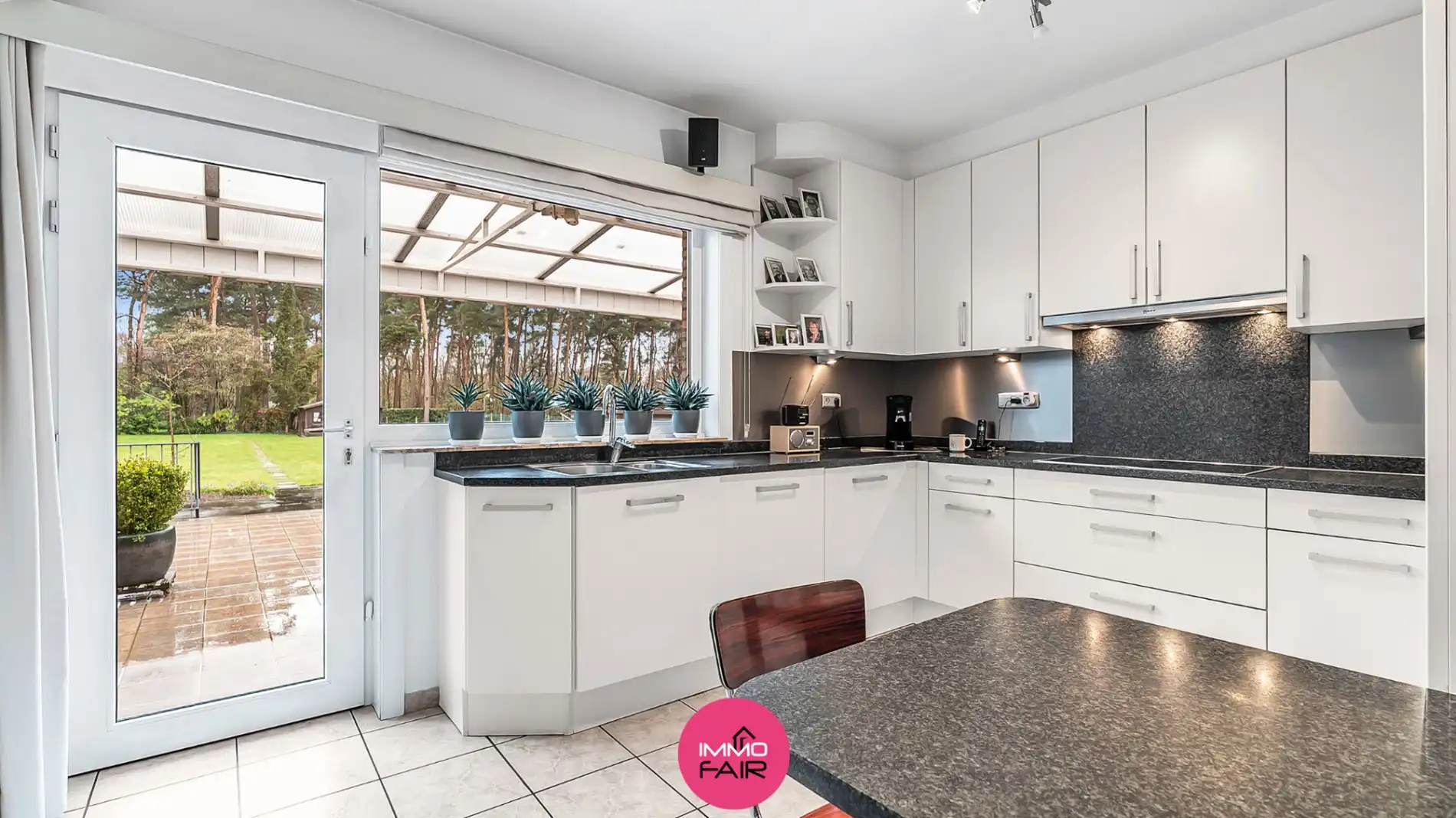 Charmante bungalow met veel potentieel, op een rustige ligging in het groene Gellik foto 6