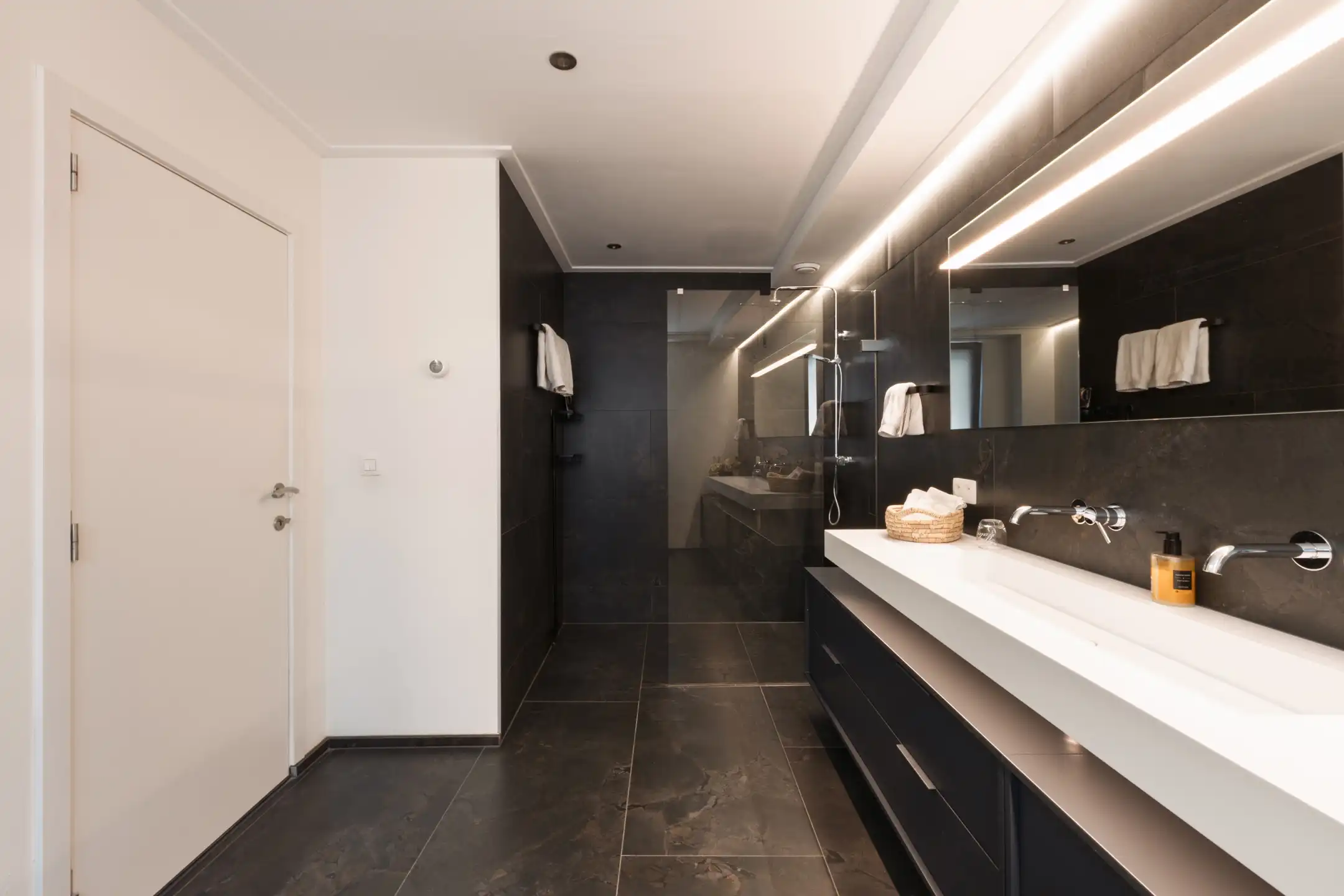 ANTWERPEN CENTRUM - Ruim appartement op de Groenplaats foto 12
