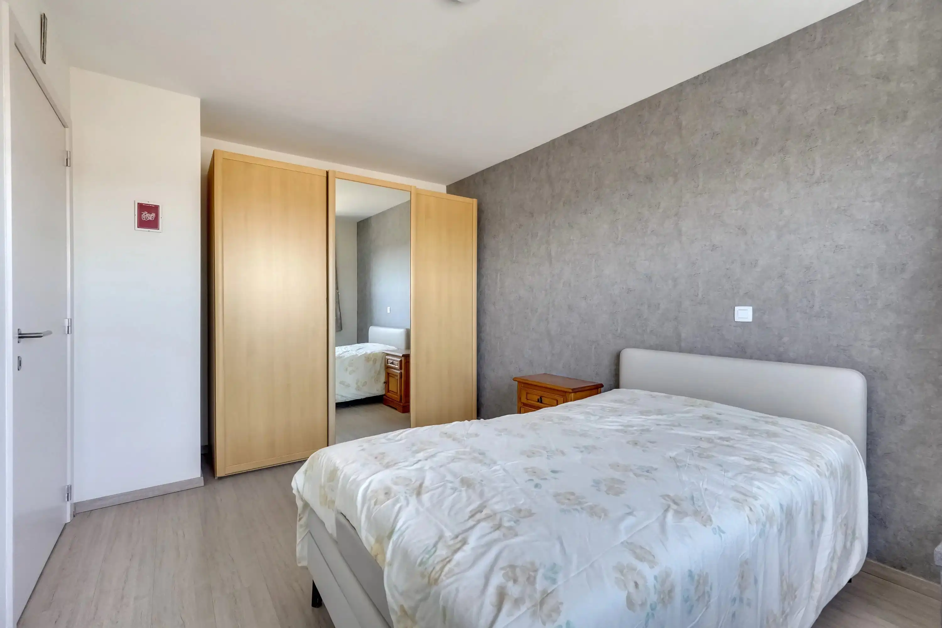 Instapklaar appartement met terras aan centrum Bilzen foto 13
