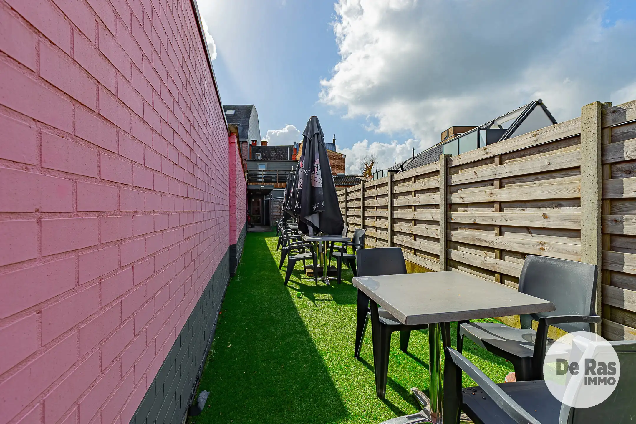 HERZELE – Florerende broodjeszaak op toplocatie met terras foto 12