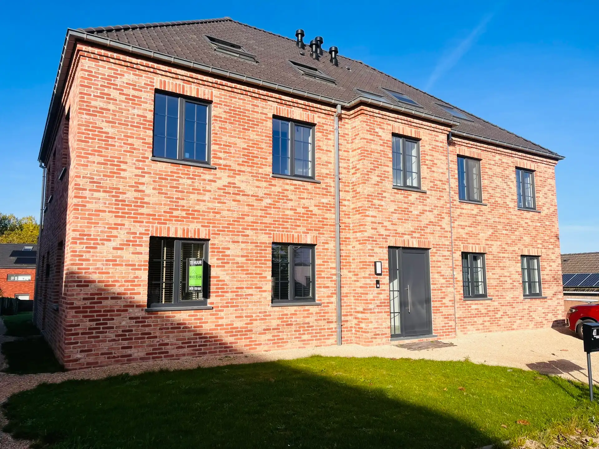 MODERN EN ENERGIEZUINIG APPARTEMENT MET 2 AUTOSTAANPLAATSEN foto {{pictureIndex}}