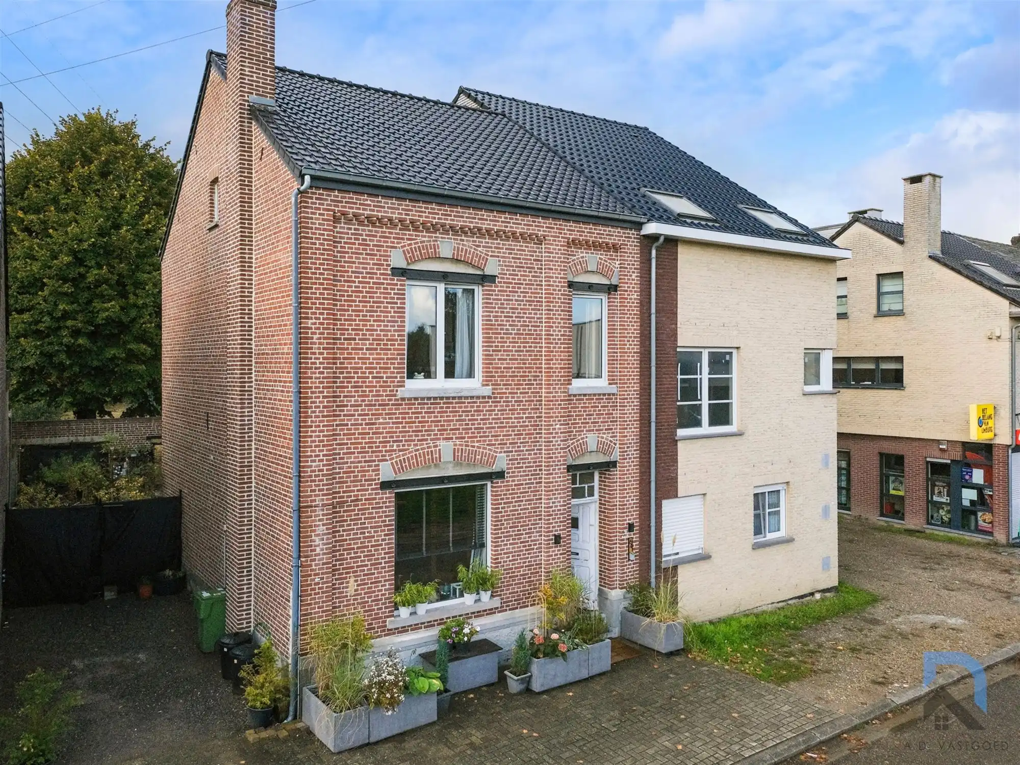 Woning op toplocatie met grote tuin foto {{pictureIndex}}