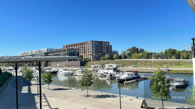 2 slaapkamer appartement met zicht op het scheepvaartplein en naar het water! foto 12
