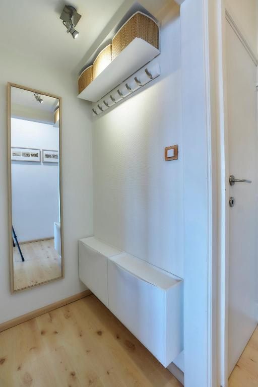 INSTAPKLARE STUDIO MET SCHITTEREND ZICHT OP ZEE  foto 25