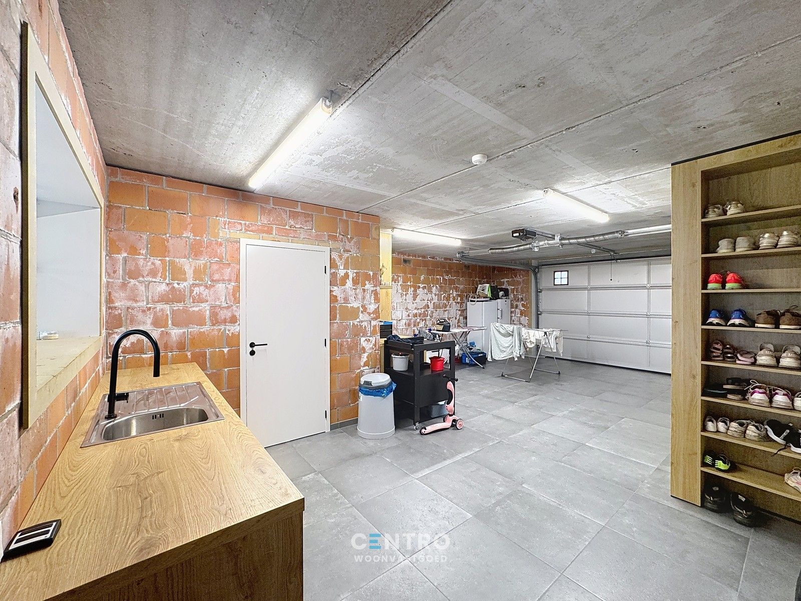 Instapklare, LANDELIJKE WONING met 4 ruime slpkms, 2 badkms, ruime garage, stalling (3 paarden) en gedraineerde buitenpiste te Hooglede (Gits). foto 9