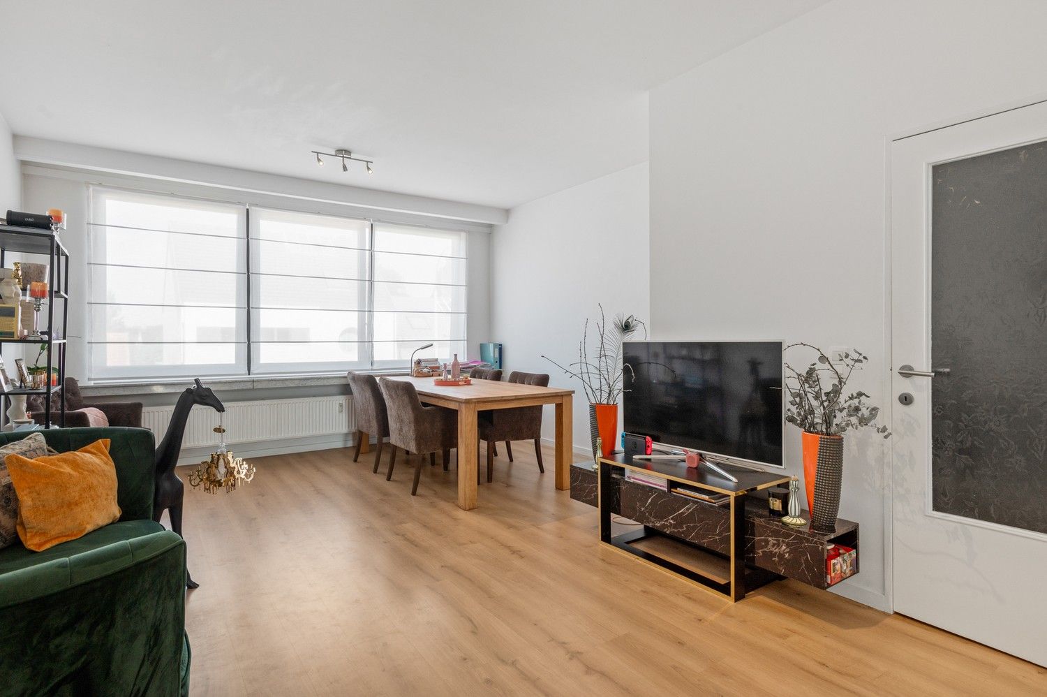 Instapklaar 2 SLPK appartement met een terras te Wijnegem! foto 3