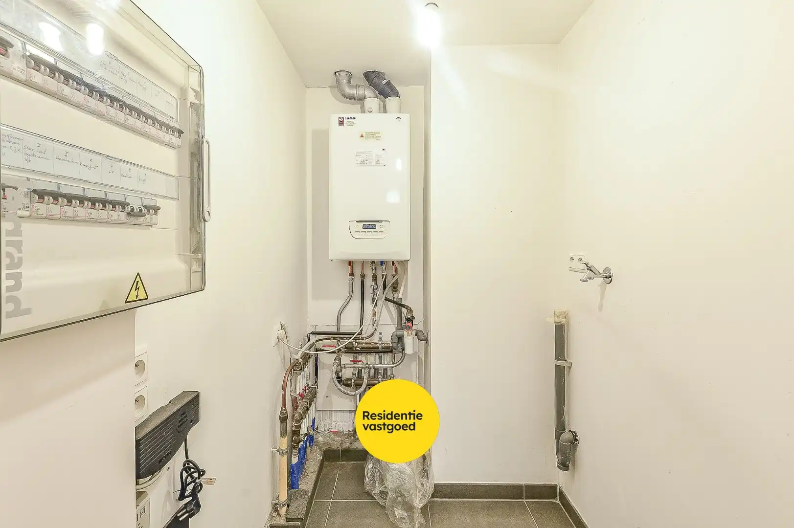 Modern 1-slaapkamerappartement met garage in hartje Oudenburg foto 11