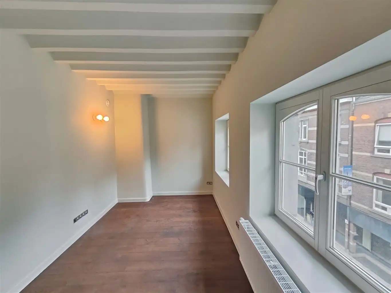 Luxe duplex loft op de tweede verdieping met 2(+1) slaapkamers, ruim terras en optioneel een staanplaats, gelegen in het centrum van Maaseik. foto 9