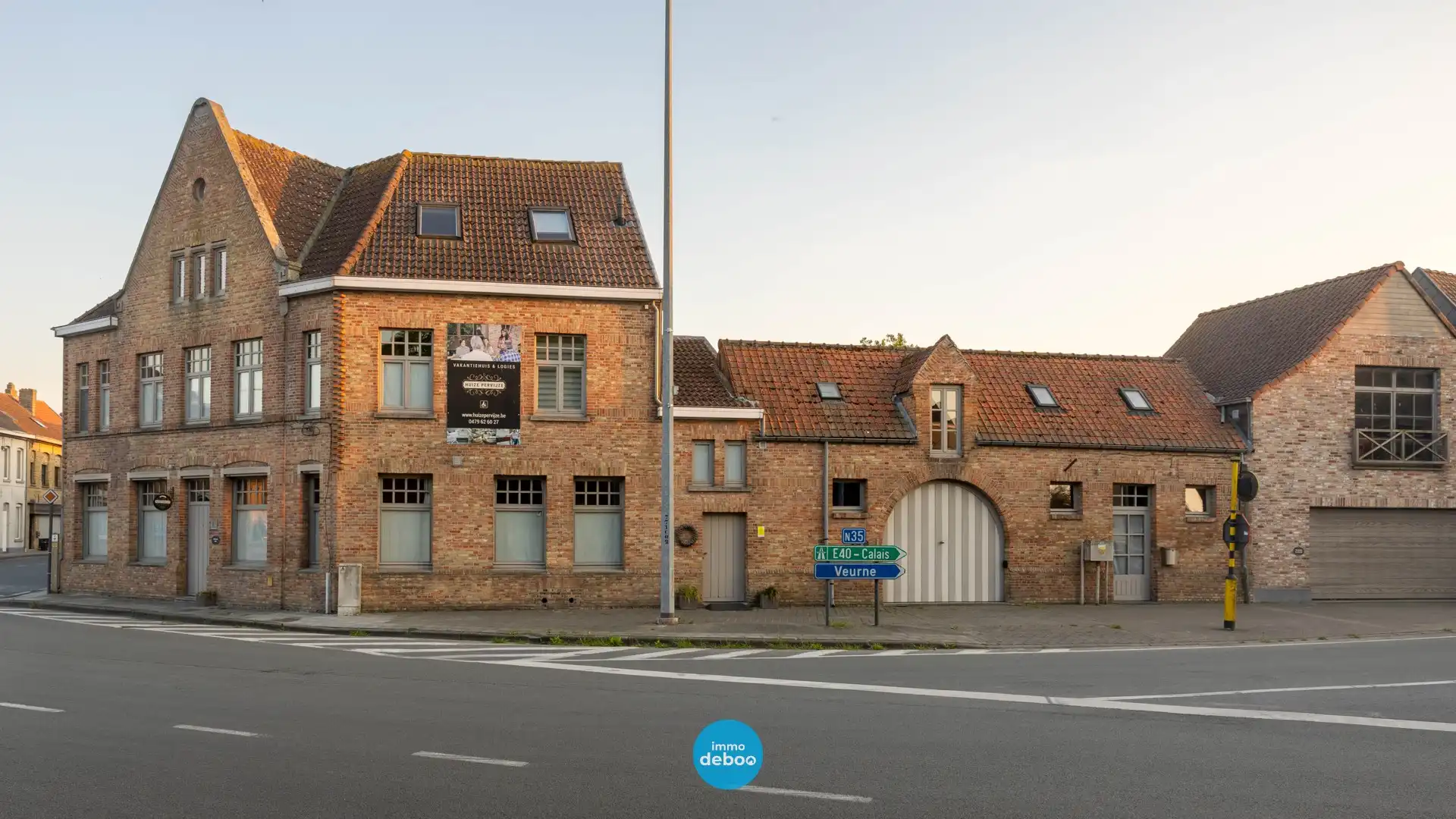 Uitzonderlijk ruime polyvalente woning met zuidgerichte tuin foto {{pictureIndex}}