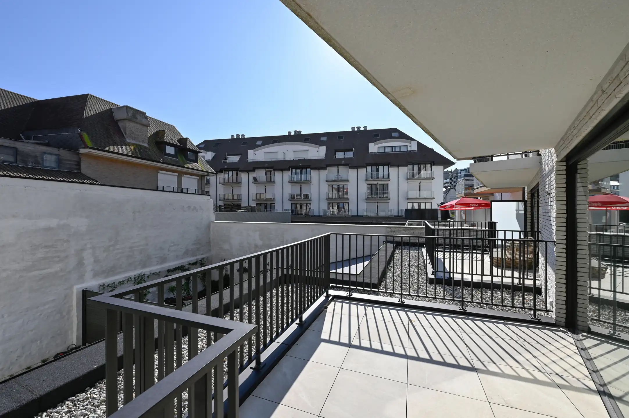 Nieuwbouwappartement op een toplocatie met een ruim terras. foto 8