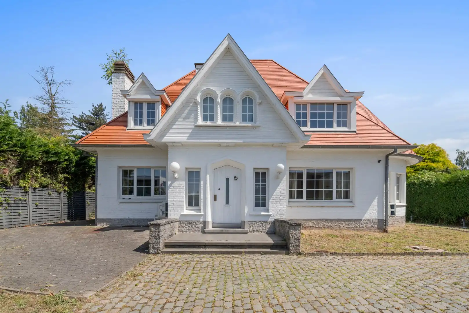 Stijlvolle villa met 5 slaapkamers op mooi perceel van 1325m² foto {{pictureIndex}}