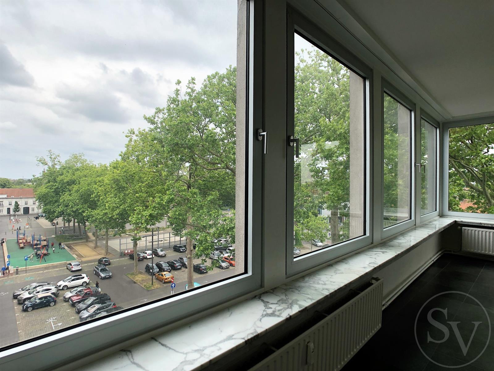 Appartement met 2 slaapkamers, balkon en garage. foto {{pictureIndex}}
