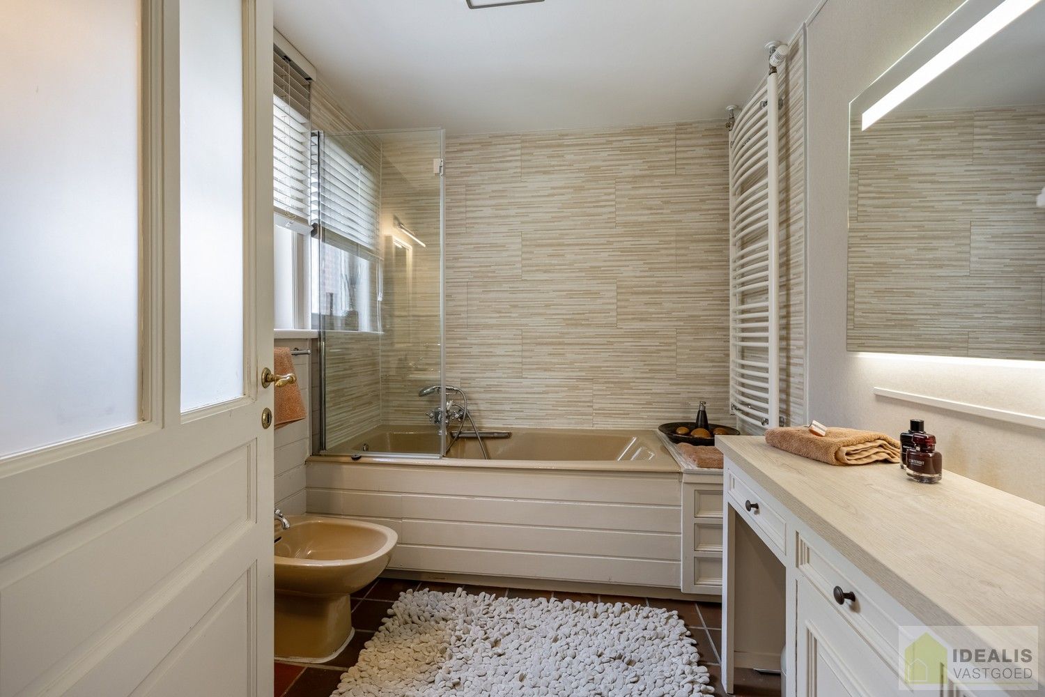 RUIME, CHARMANTE EN INSTAPKLARE WONING IN HARTJE HAMONT! HEERLIJKE WOONKAMER VOORZIEN VAN PARKET EN MET HAARD, LICHTRIJKE KEUKEN MET DIRECTE TOEGANG TOT PRACHTIGE VERANDA, 4 SLAAPKAMERS, RUIME GARAGE EN PRACHTIG AANGELEGDE TUIN OP SCHITTEREND PERCEEL VAN 7A 55CA IN HET HARTJE VAN HAMONT-ACHEL EN OP SLECHTS ENKELE MINUTEN VAN DE NEDERLANDSE GRENS! foto 19