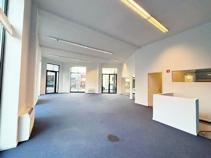 TOP GELEGEN COMMERCIEEL PAND HOEKLOCATIE foto 3