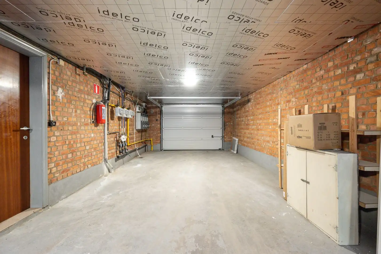 Gelijkvloerse triple garage/magazijn met tuin foto 2