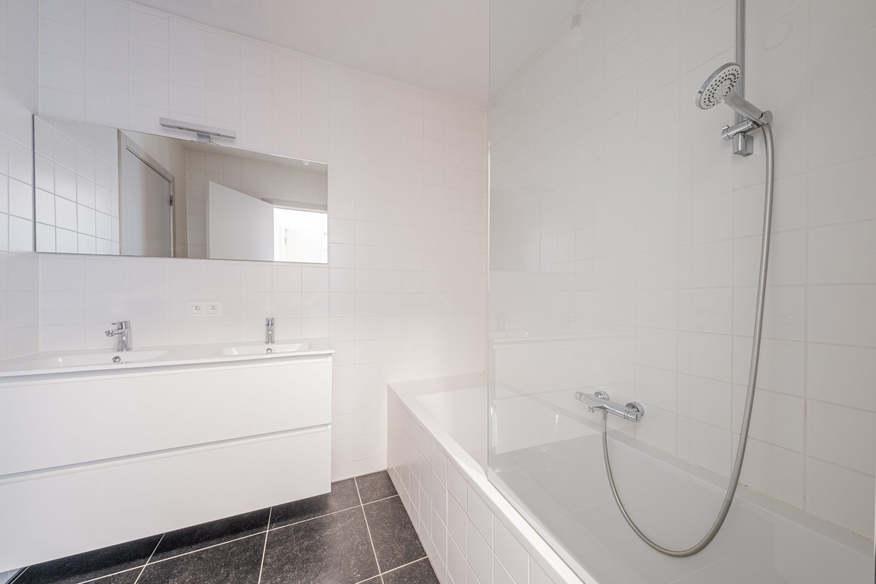 Modern 2slpk appartement met terras foto 6