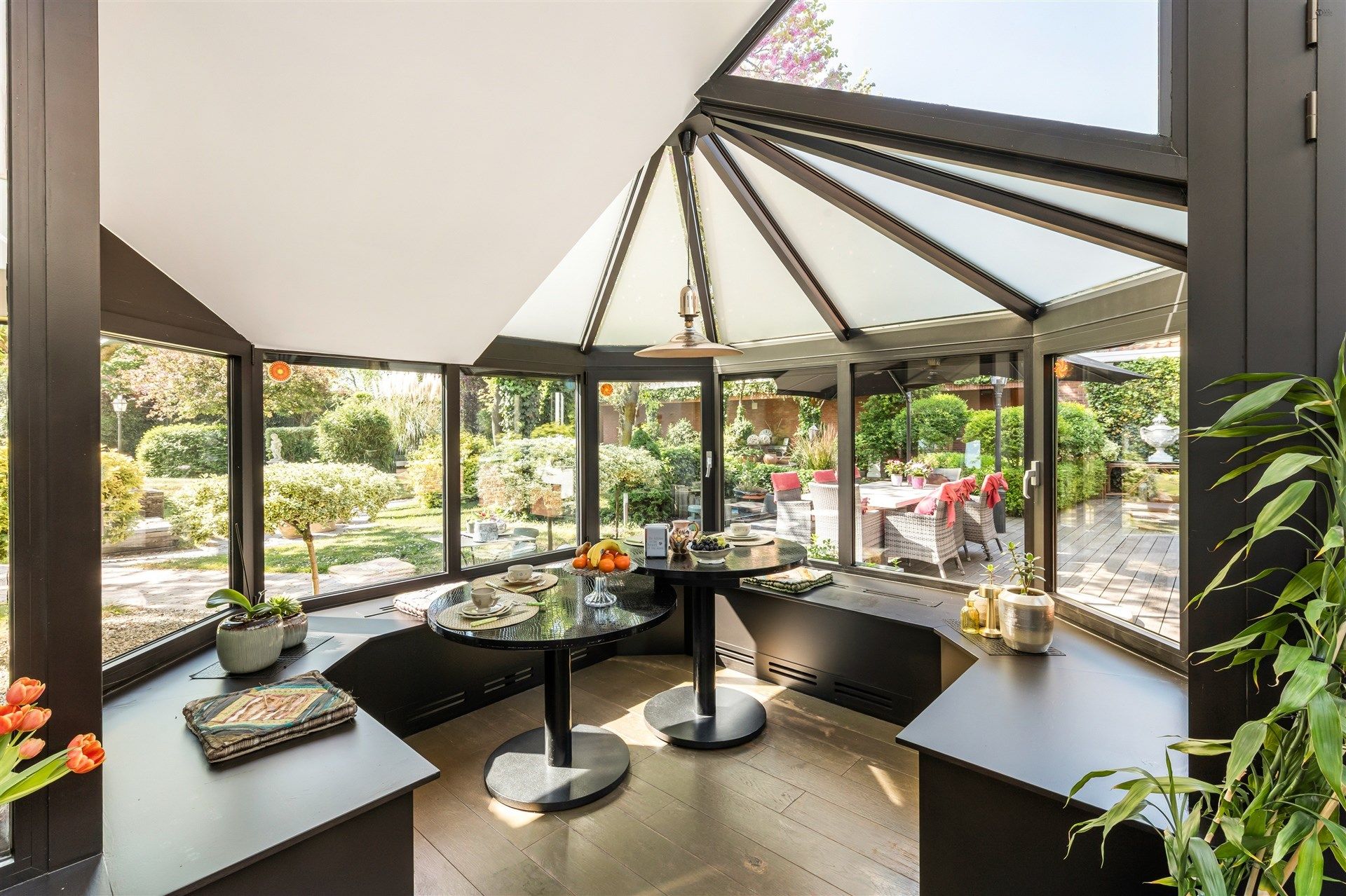 Stijlvolle en hoogwaardig afgewerkte villa met bijgebouw op fantastische locatie op perceel van 1784 m² foto 13