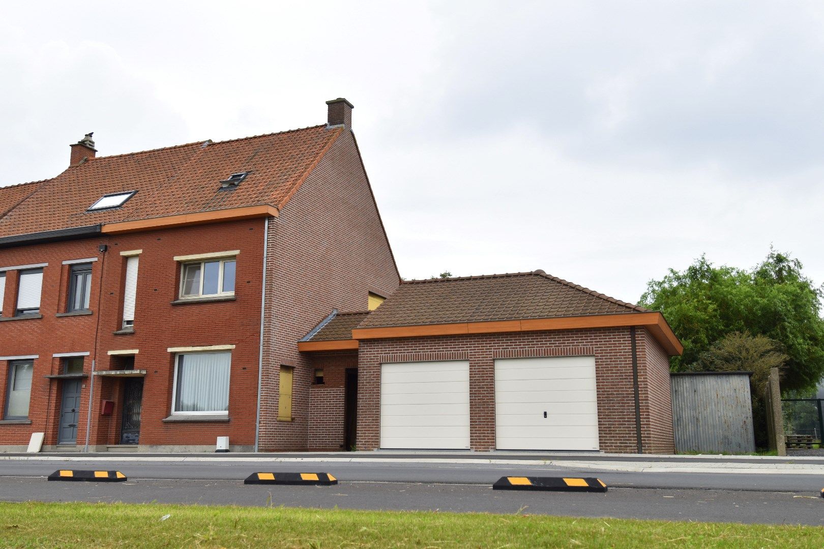 Ruime gezinswoning met 4 slaapkamers en énorm veel potentieel te koop in Gullegem foto 1