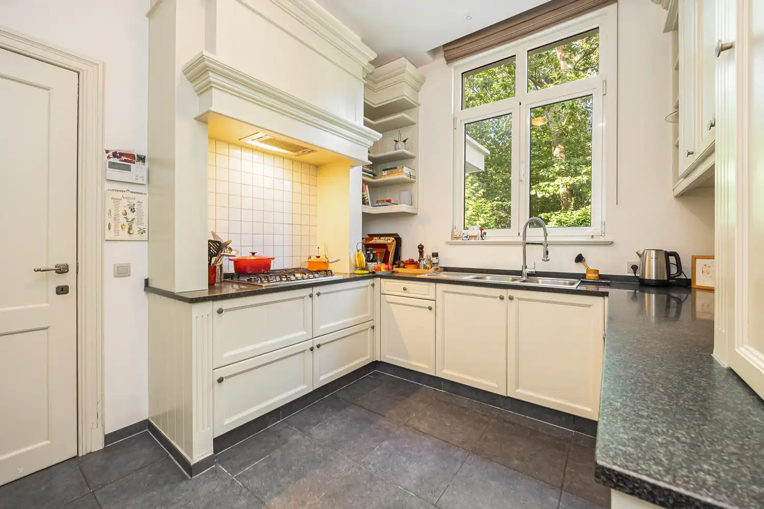 Instapklare en karaktervolle villa op toplocatie, gelegen op een ruim perceel van +-2450m², omgeven door rust, privacy en groen foto 17