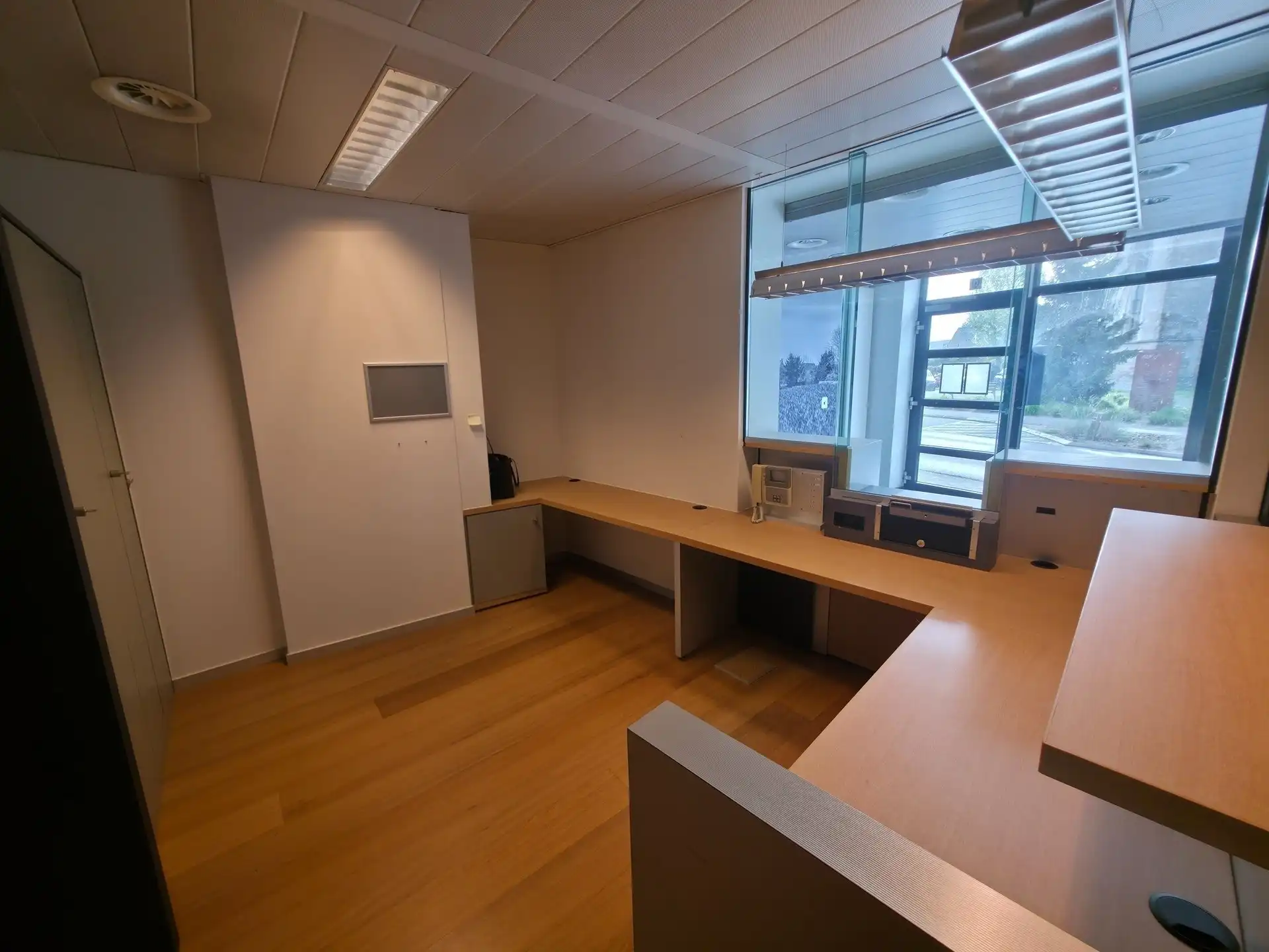 Handelspand/kantoor van 372m² in het hart van Denderhoutem foto 7